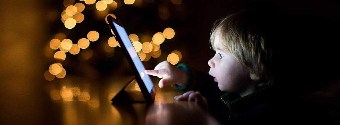 Le temps que les enfants passent sur les appareils n’est pas un gros problème, mais a toujours besoin de votre attention